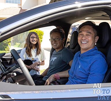 Tesla демонстрирует полностью электрические полуавтономные модели