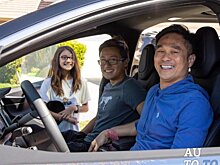 Tesla демонстрирует полностью электрические полуавтономные модели