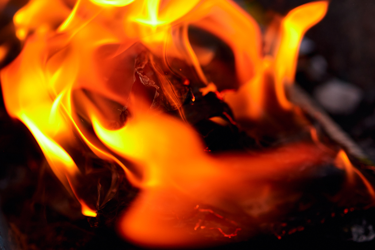 Два человека оказались заблокированы в горящем двухэтажном доме в Юрге