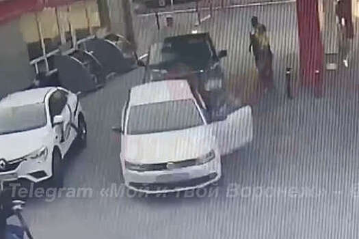 Появилось видео с наездом Range Rover на мужчину после драки на АЗС в Воронеже