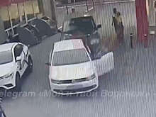 Появилось видео с наездом Range Rover на мужчину после драки на АЗС в Воронеже