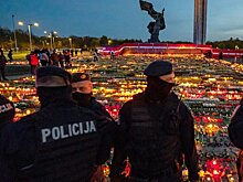 Рижане повторно возложили цветы к памятнику Освободителям