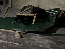 В Камышинском районе Волгоградской области ветер сорвал часть крыши детсада