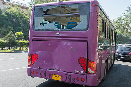 Пассажирский автобус врезался в стену в Ереване, семь человек пострадали