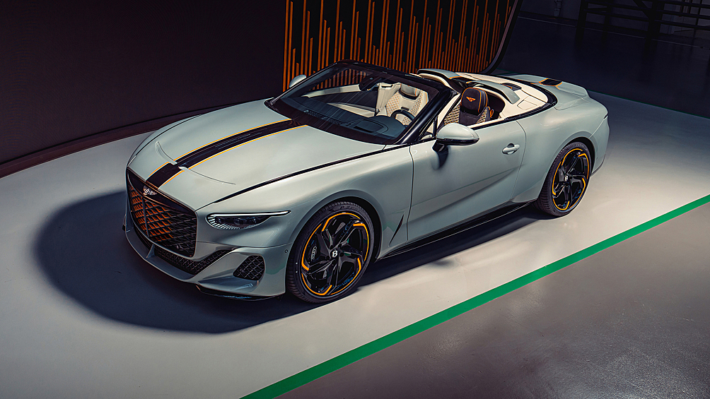 Как Bugatti продолжает выпускать модели с W16, так и Bentley пока не отказывается от своего исполинского W12 — выпущен первый экземпляр модели Batur Convertible by Mulliner с 740-сильным 6,0-литровым двигателем. Машина выполнена в цвете Opalite с акцентами Beluga и Mandarin, а интерьер отличается особым оформлением «один плюс один», где места водителя и пассажира выполнены в контрастных, но дополняющих друг друга цветах.