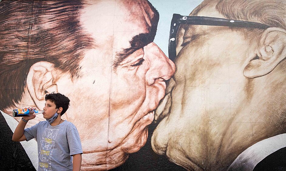 Одно из самых знаменитых граффити - «Братский поцелуй» Дмитрия Врубеля на Берлинский стене, изображающее поцелуй лидеров СССР и ГДР Леонида Брежнева и Эриха Хонеккера. «Господи! Помоги мне выжить среди этой смертной любви», - так подписан рисунок. 