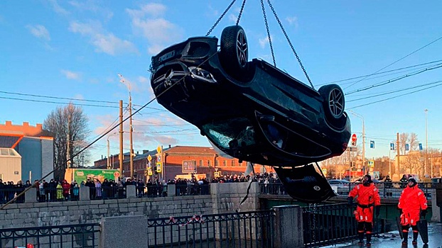 В МВД уточнили личности погибших при падении Mercedes в канал в Петербурге