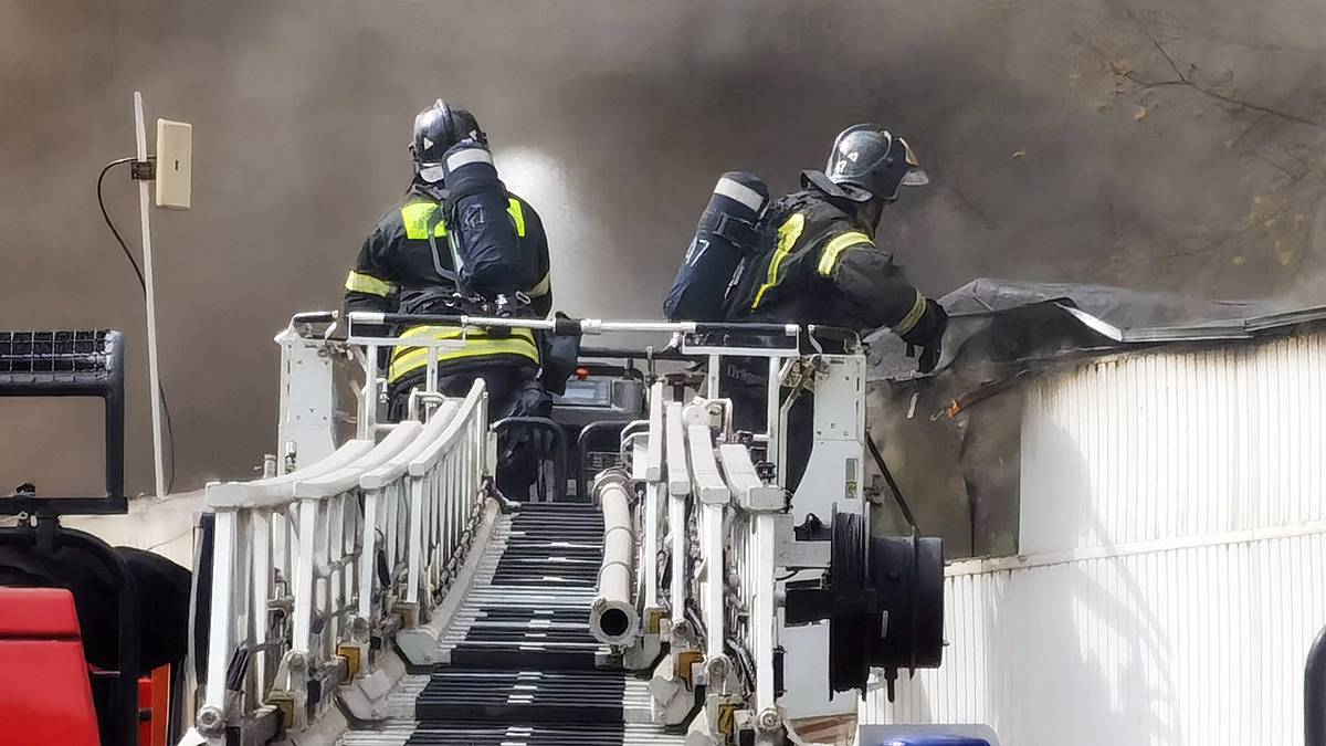 Пожарный поезд помогает тушить пожар на нижегородском заводе «Лукойл»
