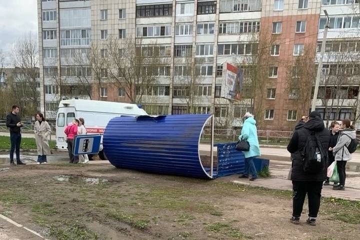 Автобусная остановка упала на ребенка в Пермском края
