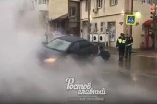 Видео: иномарка в Ростове провалилась в яму с кипятком