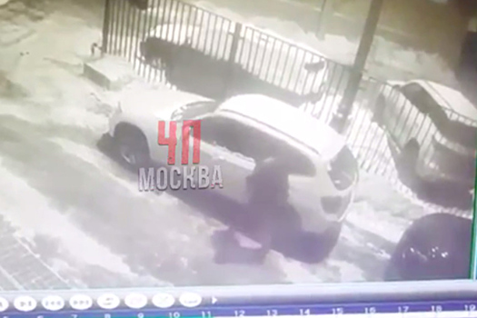 Девушка изрезала колеса десятка машин в Москве и попала на видео