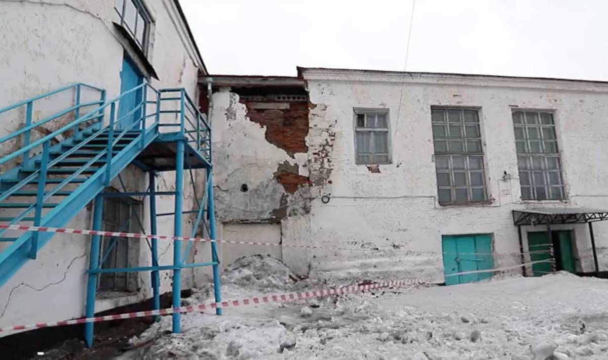 Часть стены рухнула в российской школе