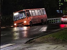 Автобус провалился в яму в Нижнем Новгороде