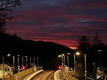 Небо окрасилось в ярко-розовый цвет во время снежной бури