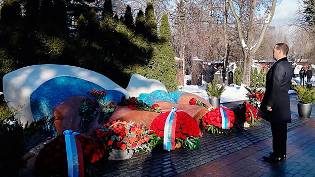 На Новодевичьем кладбище состоялась церемония возложения цветов к могиле Ельцина