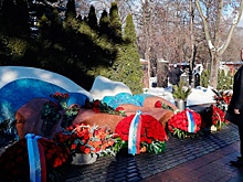 На Новодевичьем кладбище состоялась церемония возложения цветов к могиле Ельцина