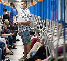 Пассажирам восьми станций метро начали раздавать бутылки с водой