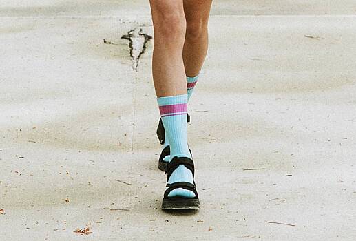 Перечислены способы модно носить сандалии с носками