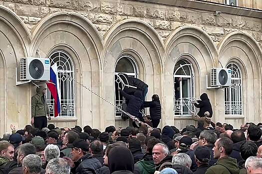 Сторонники оппозиции начали демонтаж ограждения вокруг правительственных зданий