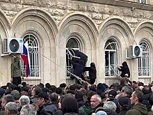 Сторонники оппозиции начали демонтаж ограждения вокруг правительственных зданий