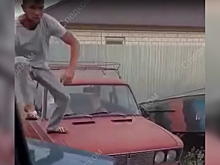 Пьяный водитель ездил на глазах у полицейских и отчаянно на них ругался. Видео