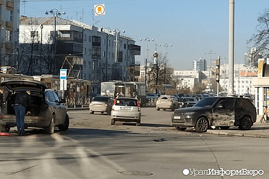Иномарку выбросило на тротуар после ДТП в центре Екатеринбурга