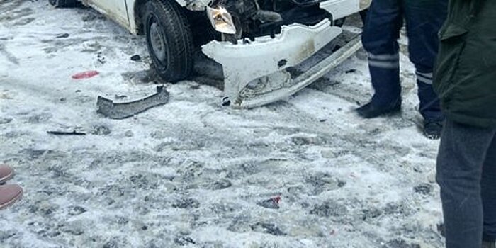 Автомобиль протаранил остановку в Перми