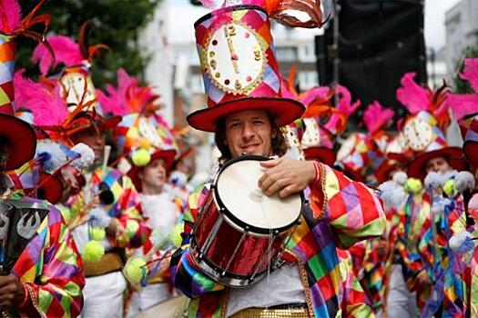 Посольство РФ в Лондоне рекомендует россиянам быть осторожными во время карнавала