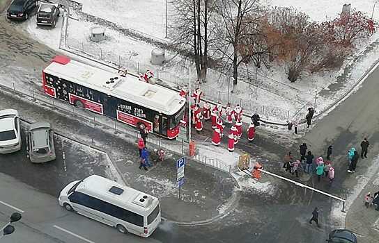 В Тюмени скопление Дедов Морозов сняли на видео с высоты