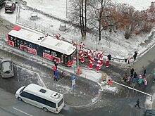 В Тюмени скопление Дедов Морозов сняли на видео с высоты