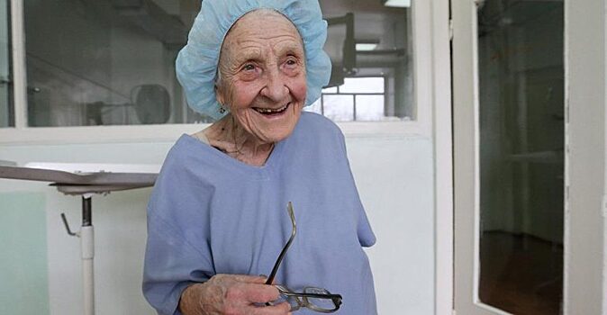 93 года — наистарейший практикующий хирург в мире! За плечами 10 тысяч операций и спасенных людей