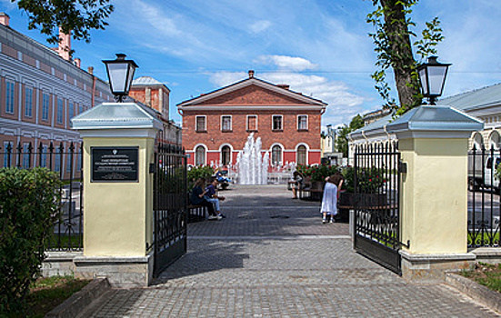 Рособрнадзор объявил предостережения СПбГУ и еще семи вузам