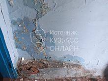 Стена подъезда начала разрушаться на глазах жителей поселка в Кузбассе