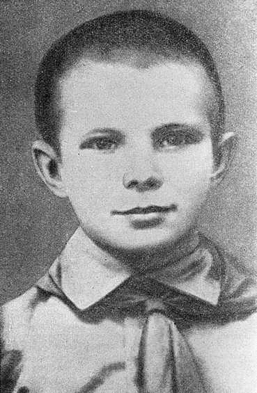 Фотография ученика 4-го класса Гжатской базовой школы Юры Гагарина. Фотография 1944 года