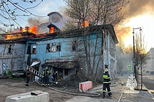 В Уфе загорелся двухэтажный нежилой дом