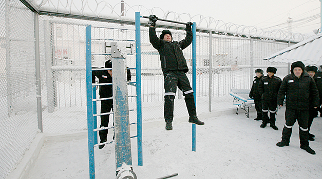 Снегоуборщик протаранил вагоны для заключенных в Казани