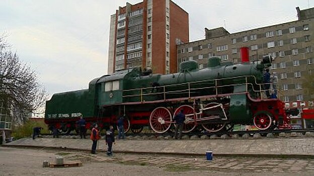 Работники пензенского депо покрасили памятник паровозу