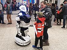 Впервые в истории НХЛ болельщиков на стадионе встретил робот — и он из России