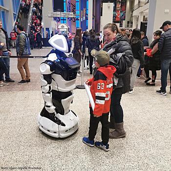 Впервые в истории НХЛ болельщиков на стадионе встретил робот — и он из России