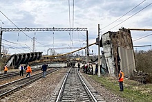 Два поезда задержаны из-за обрушения моста в Вязьме