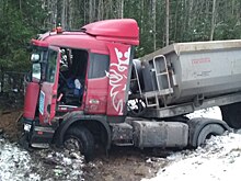 Под Выборгом песковоз вылетел в кювет после столкновения с легковушкой