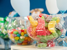 Педиатр объяснила, чем опасны сладкие подарки для детей