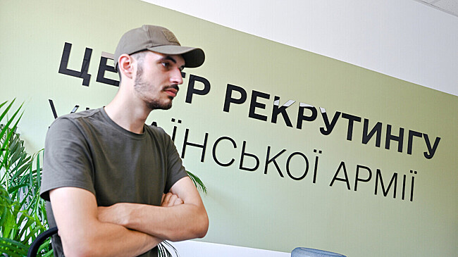 В Умани мужчина воткнул нож в горло сотруднику ТЦК