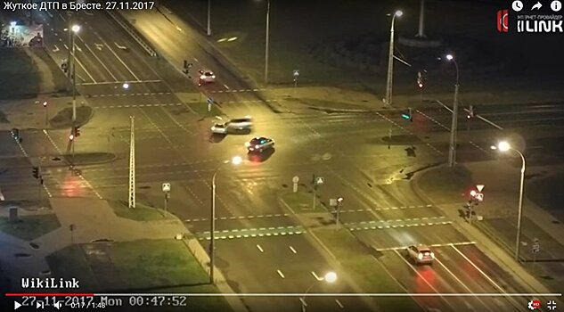 Кадры ДТП в Бресте: Audi на большой скорости врезалась в VW и столб