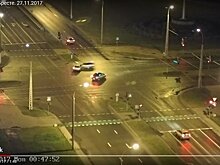 Кадры ДТП в Бресте: Audi на большой скорости врезалась в VW и столб