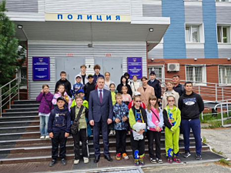 В рамках акции «Каникулы с Общественным советом» полицейские и общественники ЯНАО провели для ребят увлекательную встречу