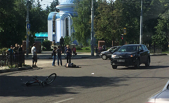В Воронеже иномарка сбила велосипедиста на регулируемом перекрёстке