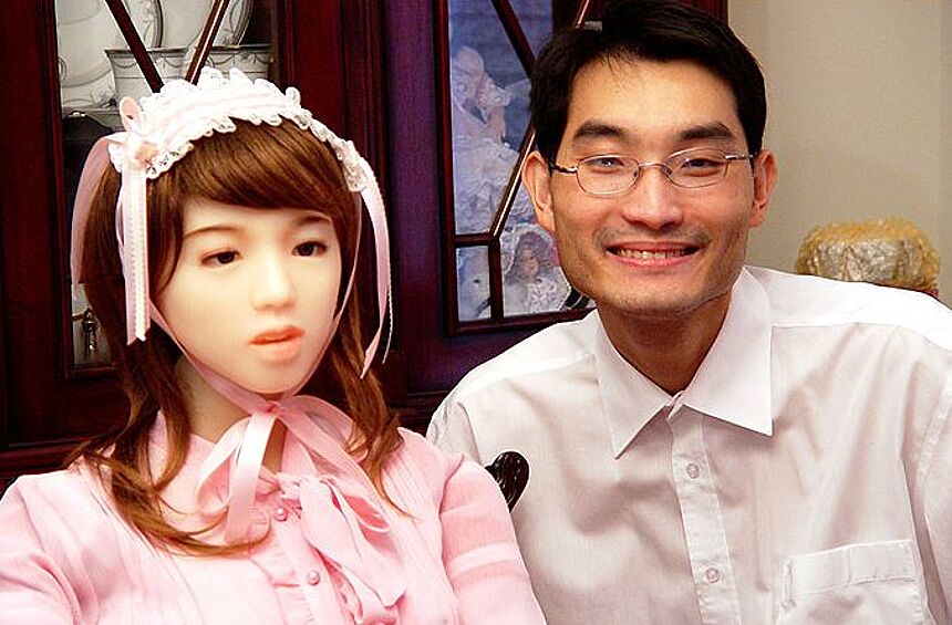 Мужчина и девушка-робот. В 2008 году изобретатель из Японии создал девушку-робота, которую планировал сделать помощницей в домах престарелых. Но отдать свое творение в чужие руки японец не смог, влюбившись в куклу. Он дал роботу имя Аико и называет ее своей женой, утверждая, впрочем, что интима между ними нет. Буквально новая история о Пигмалионе!
