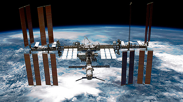 Экипаж МКС обследует обшивку «Союза» снаружи в декабре
