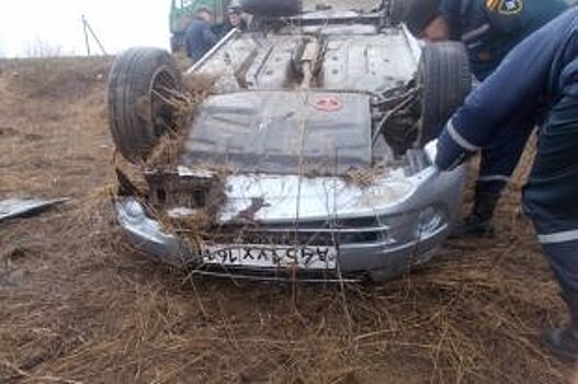 Один человек пострадал при опрокидывании легковушки в Ростовской области